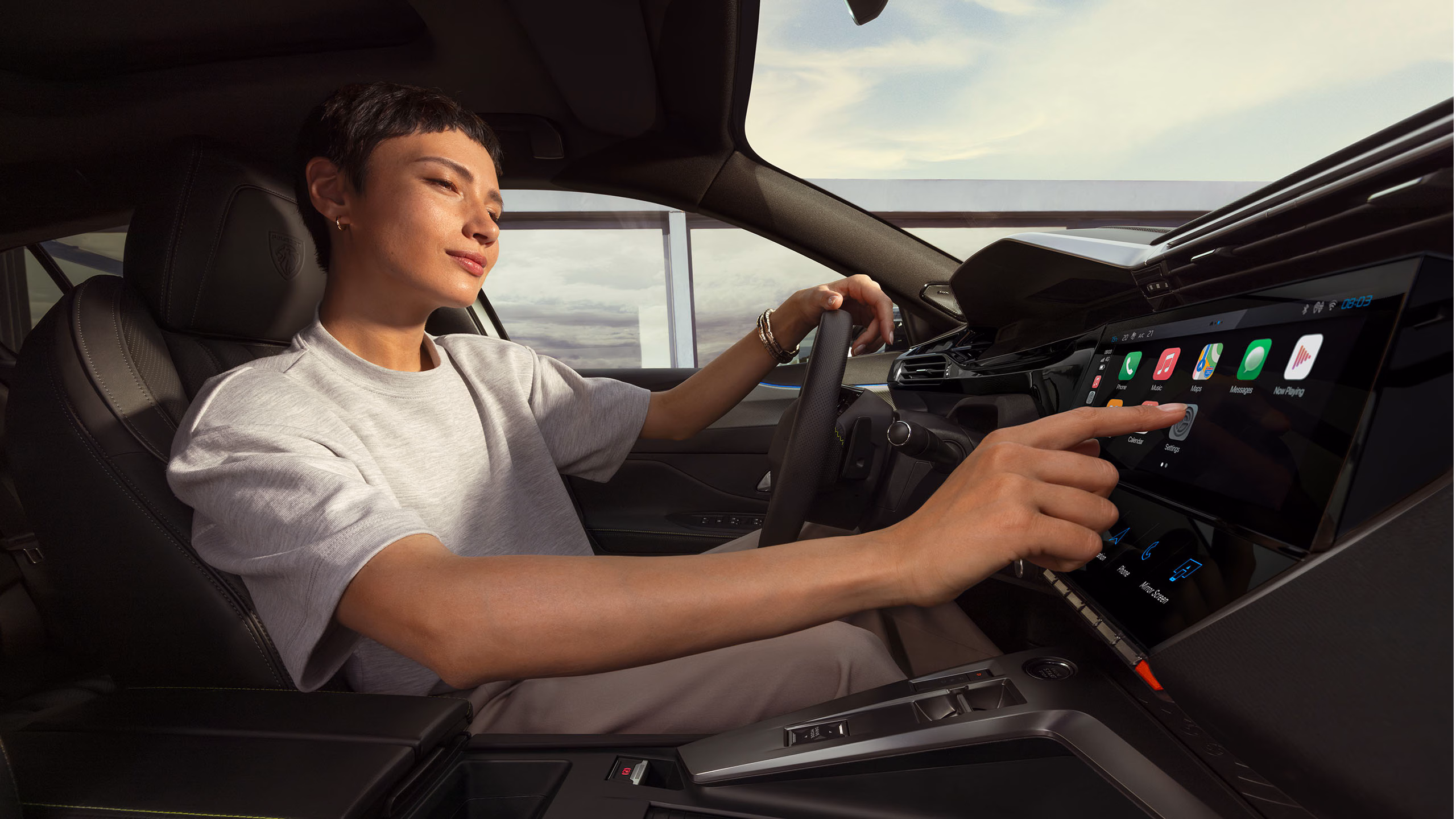 PEUGEOT_E408_Tech-service2_D_2560x1440